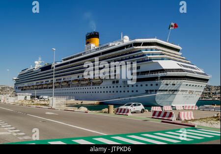 Costa Pacifica, Costa Cruises - Marseille, Frankreich - 08. Mai 2017: Costa Pacifica Kreuzfahrtschiff im Hafen von Marseille angedockt Stockfoto