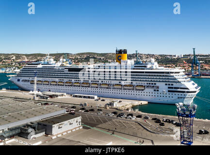 Costa Pacifica, Costa Cruises - Marseille, Frankreich - 08. Mai 2017: Costa Pacifica Kreuzfahrtschiff im Hafen von Marseille angedockt Stockfoto