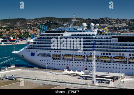 Costa Pacifica, Costa Cruises - Marseille, Frankreich - 08. Mai 2017: Costa Pacifica Kreuzfahrtschiff im Hafen von Marseille angedockt Stockfoto