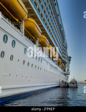 Freiheit der Meere - Villefranche, Frankreich - 09 Mai 2017: Royal Caribbean International-Port Seite der Freiheit der Meere Kreuzfahrt Chip in der verankert Stockfoto