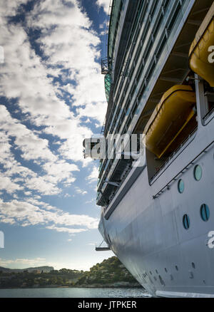 Port Seite eines riesigen Kreuzfahrt im Mittelmeer in der Nähe der Küste verankert Stockfoto