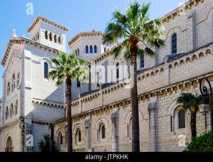 Seitliche Sicht auf die St.-Nikolaus-Kirche in Monaco, Monte Carlo, 09. Mai 2017 Stockfoto