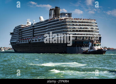 Ms Oosterdam, Holland America Line - Venedig, Italien, 04. August 2016: Kreuzfahrtschiff, die durch den Canal Grande in Venedig. Stockfoto