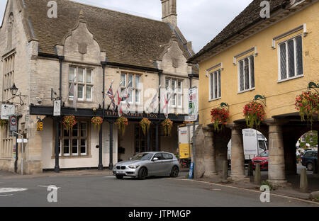 The Snooty Fox Hotel und Market House in Tetbury Stadtzentrum. Tetbury eine populat Reiseziel ist in den Cotswolds region Gloucesters gelegen Stockfoto