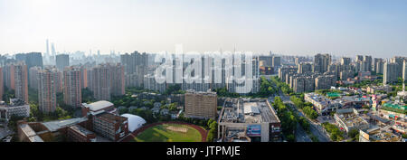 Blick auf die Skyline von Shanghai suchen Form der Spitze eines Mehrfamilienhauses. Stockfoto