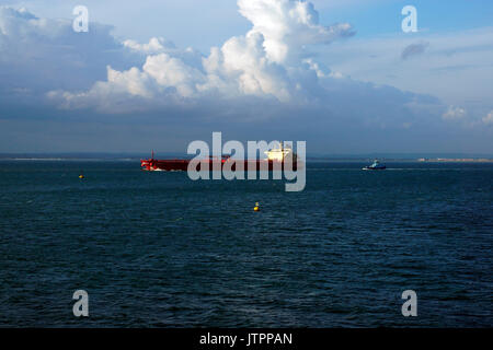 Rohöl Tanker 'Affinität v' Tug verlangsamen sie nach unten in den Solent. Stockfoto