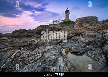 Beavertail Leuchtturm bei Sonnenuntergang, Jamestown, Rhode Island Stockfoto