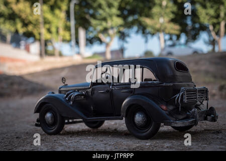 Alte schwarze Auto Marken bevorzugt im Bereich geparkt, Auto zu skalieren, klassische Konzept Stockfoto