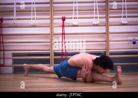 Männliche Yogalehrer tun teilt Gymnastik und Yoga Asanapraxis im Fitness-Studio Fitness Pilates-Studio. Stockfoto