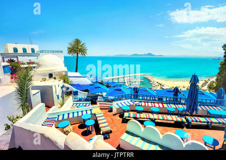 Schönes Top Aussicht auf Meer und Cafe Terrasse in Sidi Bou Said. Tunesien, Nordafrika Stockfoto