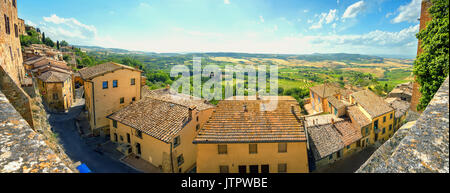 Panoramablick auf die Landschaft mit malerischen Häusern und die Landschaft. Montepulciano. Toskana, Italien Stockfoto