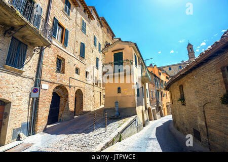 Stadtbild mit mittelalterlichen Häusern in der Altstadt von Montepulciano. Toskana, Italien Stockfoto