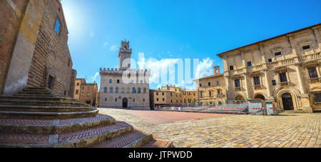 Panoramische Ansicht des Palazzo Comunale an der Piazza Grande in Montepulciano Stadt. Toskana, Italien Stockfoto