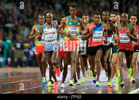 Großbritanniens Mo Farah (links) konkurriert in der Männer 5000 m Runde 1 am Tag sechs der Leichtathletik-WM 2017 auf der Londoner Stadion. Stockfoto