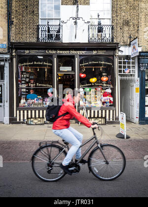 Cambridge Geschäfte - ein cycist Fahrten Vergangenheit Herr Simms Olde Sweet Shop auf Könige Parade Cambridge Stockfoto