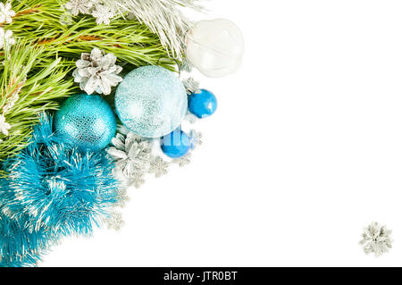 Fir Tree Branch und Kegel mit blauen Kugeln und Lametta auf weißem Hintergrund Stockfoto