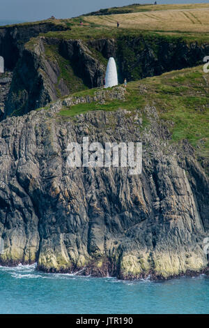 Weißen Obelisken markiert den Eingang zum Hafen Porthgain, Pembrokeshire, Wales Stockfoto