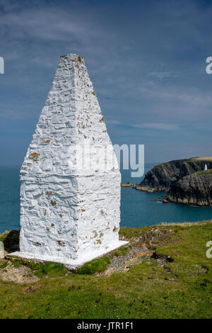 Weißen Obelisken markiert den Eingang zum Hafen Porthgain, Pembrokeshire, Wales Stockfoto