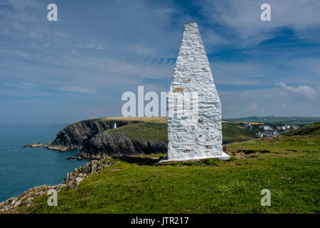 Weißen Obelisken markiert den Eingang zum Hafen Porthgain, Pembrokeshire, Wales Stockfoto