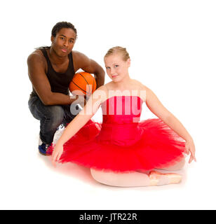 Ein jugendlicher Ballerina in roter Tutu mit ihr Basketball player Freund Stockfoto