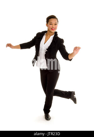 Ein lächelndes Tanzenden Mädchen im Schwarzen Kostüm Tippen führt einen Tanz auf der Eingabeseite Stockfoto