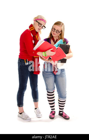 Ein paar Geeky Zurück zu Schule Studenten, die gerne Nerds arbeiten gemeinsam an der Studie Hausaufgaben Aussehen Stockfoto