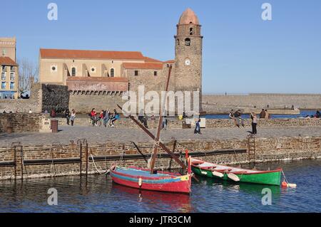 Katalanisch BARQUES IN COLLIOURE HAFEN MIT EGLISE NOTRE DAM des Anges Stockfoto