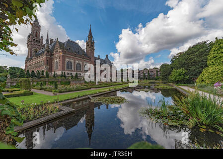 Gartenblick auf der Friedenspalast, Sitz des Internationalen Gerichtshofs, Principal justizielle Organ der Vereinten Nationen in Den Haag, Niederlande Stockfoto