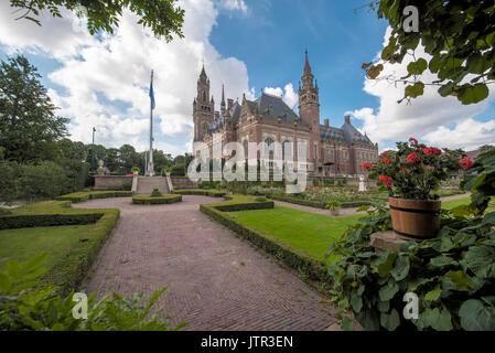 Gartenblick auf der Friedenspalast, Sitz des Internationalen Gerichtshofs, Principal justizielle Organ der Vereinten Nationen in Den Haag, Niederlande Stockfoto