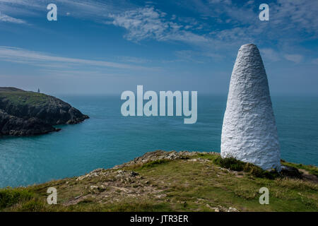 Weißen Obelisken markiert den Eingang zum Hafen Porthgain, Pembrokeshire, Wales Stockfoto