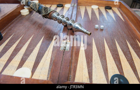 Nahaufnahme des Backgammon Brettspiel und Shisha Wasserpfeife in traditionellen ägyptischen Street Cafe Coffee Shop Stockfoto