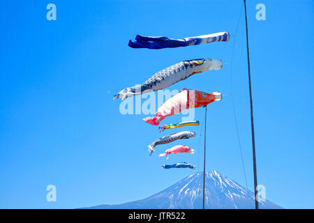 Farbenfrohe Koinobori Carp Kites vor einem klaren blauen Himmel im Asagiri Highlands mit Mt. Fuji im Hintergrund in Japan Stockfoto