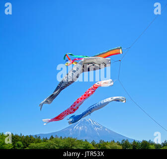 Farbenfrohe Koinobori Carp Kites vor einem klaren blauen Himmel im Asagiri Highlands mit Mt. Fuji im Hintergrund in Japan Stockfoto