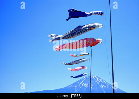 Farbenfrohe Koinobori Carp Kites vor einem klaren blauen Himmel im Asagiri Highlands mit Mt. Fuji im Hintergrund in Japan Stockfoto