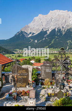 Österreich, Tirol, Nördlichen Kalkalpen in den Ostalpen, Blick auf das Wettersteingebirge mit der Zugspitze Gruppe aus Lermoos gesehen Friedhof. Stockfoto
