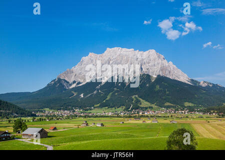 Österreich, Tirol, Nördlichen Kalkalpen in den Ostalpen, Blick auf das Wettersteingebirge mit der Zugspitze Gruppe über die ehrwalder Becken. Stockfoto