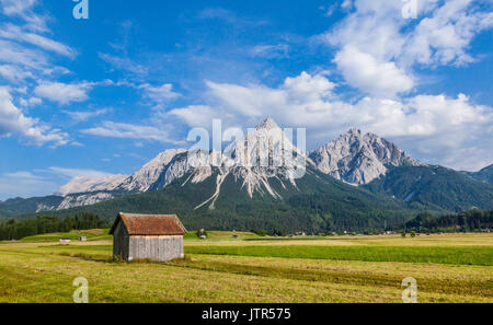 Österreich, Nördlichen Kalkalpen in den Ostalpen, Heu Hütten im Ehrwalder Becken an Lermoos mit Blick auf das Mieminger Bereich Stockfoto