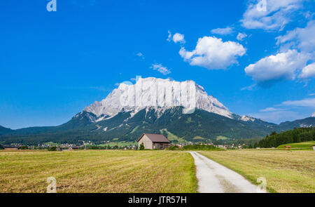 Österreich, Tirol, Nördlichen Kalkalpen in den Ostalpen, Blick auf das Wettersteingebirge mit der Zugspitze Gruppe über die ehrwalder Becken. Stockfoto