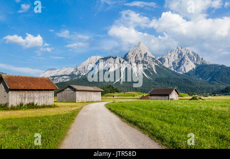 Österreich, Nördlichen Kalkalpen in den Ostalpen, Heu Hütten im Ehrwalder Becken an Lermoos mit Blick auf das Mieminger Bereich Stockfoto