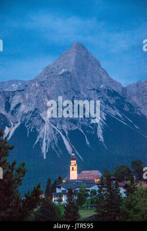 Österreich, Tirol, Alpen, Lermoos mit der St. Catherine Kirche, am Abend Blick auf die mieming Reihe mit Prominenten 2417 meter Ehrwalder Sonnenspitze in Stockfoto