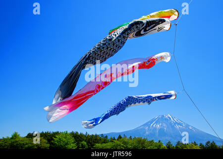 Farbenfrohe Koinobori Carp Kites vor einem klaren blauen Himmel im Asagiri Highlands mit Mt. Fuji im Hintergrund in Japan Stockfoto