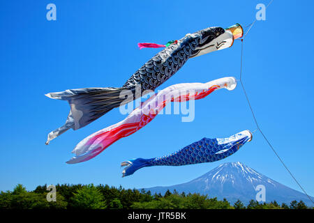 Farbenfrohe Koinobori Carp Kites vor einem klaren blauen Himmel im Asagiri Highlands mit Mt. Fuji im Hintergrund in Japan Stockfoto