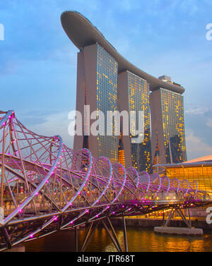 Singapur - 13. Januar 2017: Helix-Brücke und Marina Bay Sands Resort in der Dämmerung in Singapur. Marina Bay als der weltweit teuersten Standalone casin Stockfoto