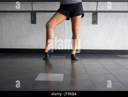 Jazz Tänzer mit Fuß in dig Stockfoto