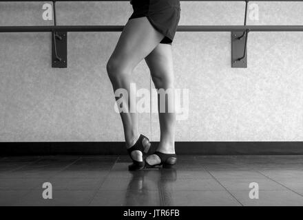 Schwarze und weiße Version des Jazz Dance Class, Barre arbeit Fuß in dig Stockfoto