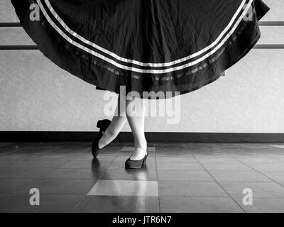 Schwarz-weiß Version der Tänzer in der klassischen Position zum Rock Charakter Ballett Kleidung statt Stockfoto