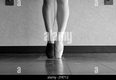 Schwarz-weiß Version der Tänzerin Liebe - Ballett Tänzerin und Jazz dancer als einer Stockfoto