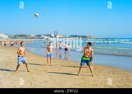 PORTO, PORTUGAL - May 16, 2017: Junge Männer Fußball spielen am Strand. Fußball ist das beliebteste Spiel in Portugal Stockfoto