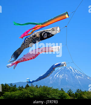 Farbenfrohe Koinobori Carp Kites vor einem klaren blauen Himmel im Asagiri Highlands mit Mt. Fuji im Hintergrund in Japan Stockfoto