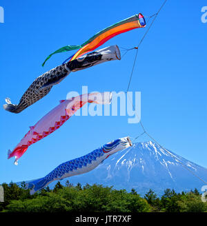 Farbenfrohe Koinobori Carp Kites vor einem klaren blauen Himmel im Asagiri Highlands mit Mt. Fuji im Hintergrund in Japan Stockfoto